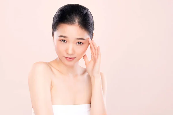 Retrato hermosa joven mujer asiática limpia concepto de piel desnuda fresca. cuidado de la piel de la cara belleza chica asiática y bienestar de la salud, tratamiento facial, piel perfecta, maquillaje natural . —  Fotos de Stock