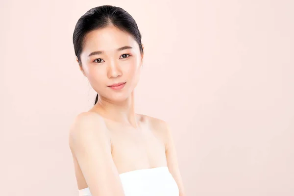 形象美丽的年轻亚洲女人洁净新鲜裸露的皮肤概念。 亚洲女孩美容美发面对肌肤护理与健康、面部护理、完美肌肤、自然妆容. — 图库照片