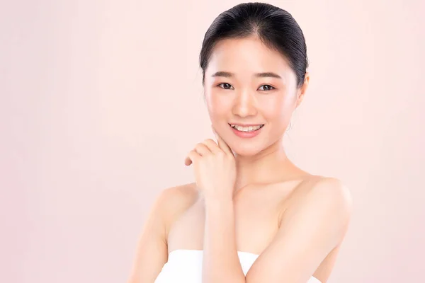 Retrato bonito jovem asiático mulher limpa fresco nu pele conceito. Menina asiática beleza rosto cuidados com a pele e bem-estar, tratamento facial, pele perfeita, maquiagem natural . — Fotografia de Stock