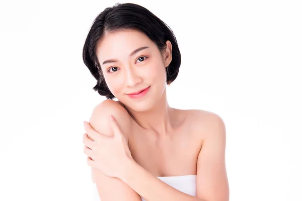 形象美丽的年轻亚洲女人洁净新鲜裸露的皮肤概念。 亚洲女孩美容美发面对肌肤护理与健康，面部护理，完美肌肤，自然妆容，白底. — 图库照片