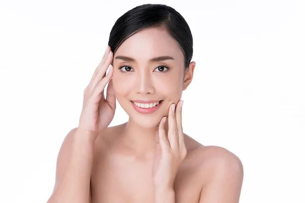 Porträtt vacker ung asiatisk kvinna ren fräsch naken hud koncept. Asiatisk flicka skönhet ansikte hudvård och hälsa wellness, Ansiktsbehandling, Perfekt hud, Naturlig make up, på vit bakgrund. — Stockfoto