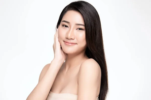 Портрет красивая молодая азиатская женщина чистой свежей концепции обнаженной кожи. Косметика и здоровье лица азиатки оздоровительный, уход за лицом, идеальная кожа, натуральный макияж, на белом фоне . — стоковое фото