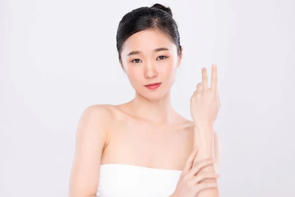 Portrait belle jeune femme asiatique propre concept de peau nue fraîche. Fille asiatique beauté visage soins de la peau et bien-être, Soins du visage, Peau parfaite, Maquillage naturel, sur fond blanc . — Photo