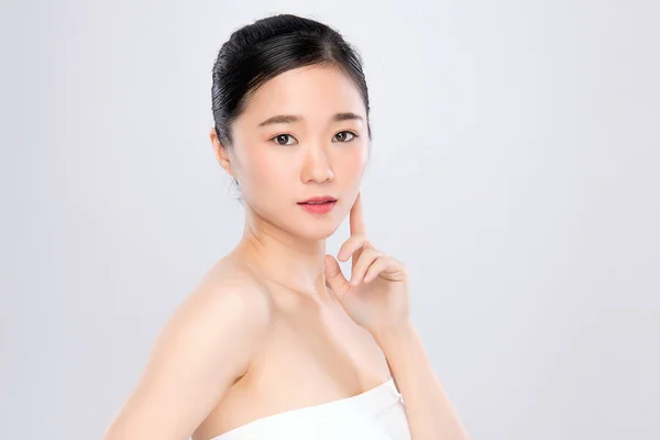 Retrato hermosa joven mujer asiática limpia concepto de piel desnuda fresca. Asiática belleza de la cara cuidado de la piel y bienestar de la salud, Tratamiento facial, Piel perfecta, Maquillaje natural, sobre fondo blanco . —  Fotos de Stock
