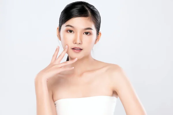 Retrato hermosa joven mujer asiática limpia concepto de piel desnuda fresca. Asiática belleza de la cara cuidado de la piel y bienestar de la salud, Tratamiento facial, Piel perfecta, Maquillaje natural, sobre fondo blanco . — Foto de Stock