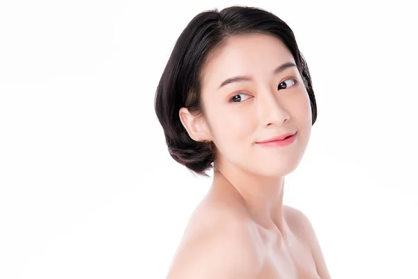 美しい若いアジアの女性の肖像画新鮮な裸の肌の概念をきれいに。アジアの女の子の美しさの顔のスキンケアと健康,顔の治療,完璧な肌,自然な構成,白い背景に. — ストック写真