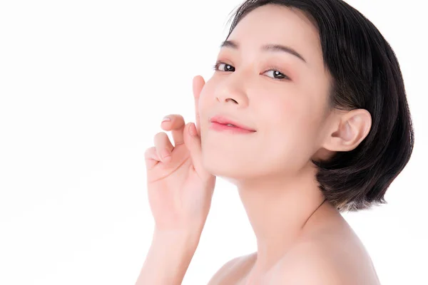 Porträt schöne junge Asiatin saubere frische nackte Haut Konzept. asiatische Mädchen Schönheit Gesichtspflege und Gesundheit Wellness, Gesichtsbehandlung, perfekte Haut, natürliches Make-up, auf weißem Hintergrund. — Stockfoto