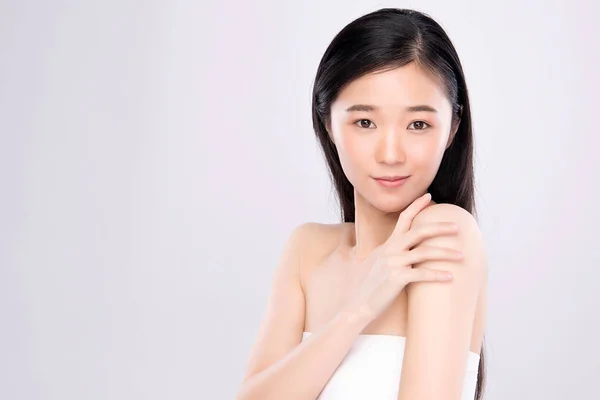 美しい若いアジアの女性の肖像画新鮮な裸の肌の概念をきれいに。アジアの女の子の美しさの顔のスキンケアと健康,顔の治療,完璧な肌,自然な構成,白い背景に. — ストック写真