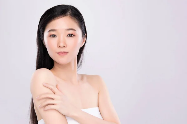 Güzel, genç Asyalı bir kadının portresi temiz, çıplak deri konsepti. Asyalı güzel kız yüz derisi ve sağlık, yüz bakımı, mükemmel cilt, doğal makyaj, beyaz arka plan.. — Stok fotoğraf
