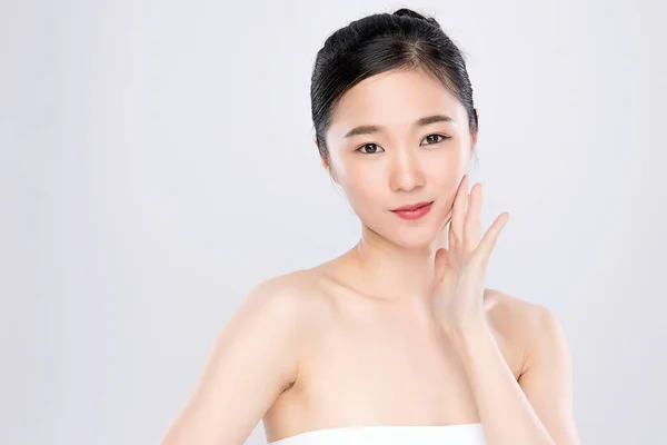 Porträt schöne junge Asiatin saubere frische nackte Haut Konzept. asiatische Mädchen Schönheit Gesichtspflege und Gesundheit Wellness, Gesichtsbehandlung, perfekte Haut, natürliches Make-up, auf weißem Hintergrund. — Stockfoto