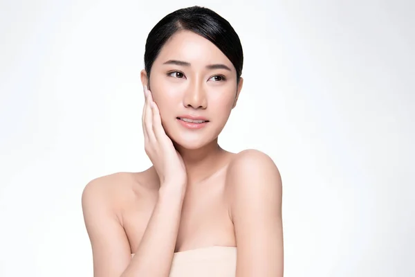 Portret piękna młoda azjatycka kobieta czyste świeżej koncepcji skóry gołej. Azji dziewczyna piękno pielęgnacja twarzy i zdrowia wellness, zabieg twarzy, Doskonała skóra, Naturalny makijaż, na białym tle. — Zdjęcie stockowe