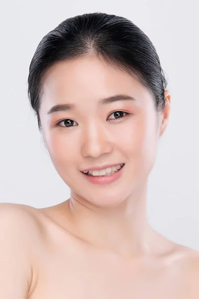 Portrait beautiful young asian woman clean fresh bare skin concept. Asian girl beauty face skincare and health wellness, Facial treatment, Perfect skin, Natural make up, on white background. — Stock Photo, Image