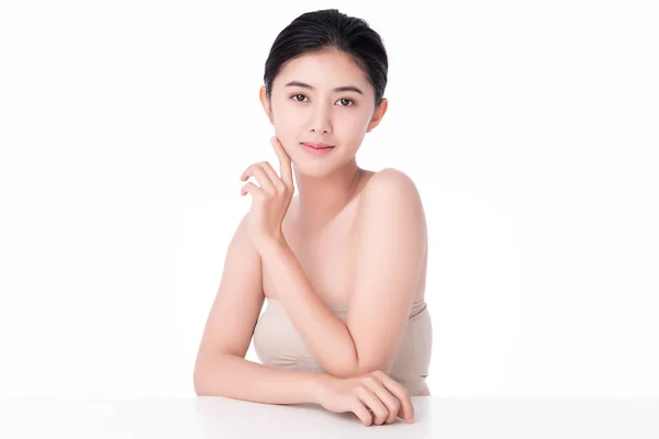Portrait belle jeune femme asiatique propre concept de peau nue fraîche. Fille asiatique beauté visage soins de la peau et bien-être, Soins du visage, Peau parfaite, Maquillage naturel, sur fond blanc . — Photo