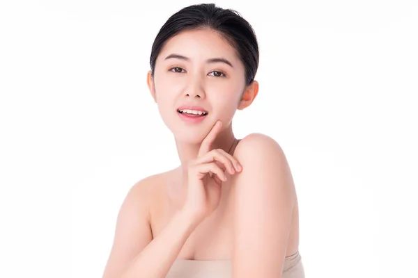 Portrét krásná mladá asijská žena čisté svěží holé kůže koncept. Asijské dívka krása tvář péče o pleť a zdraví wellness, ošetření obličeje, perfektní pleť, přírodní make-up, na bílém pozadí. — Stock fotografie
