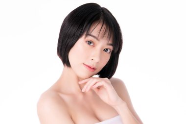 Temiz ciltli güzel bir Asyalı kadın. Yüz bakımı, yüz bakımı, beyaz arka plan, güzellik ve kozmetik konsepti