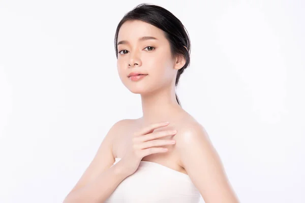 Portrét krásná mladá asijská žena čisté svěží holé kůže koncept. Asijské dívka krása tvář péče o pleť a zdraví wellness, ošetření obličeje, perfektní pleť, přírodní make-up, na bílém pozadí. — Stock fotografie