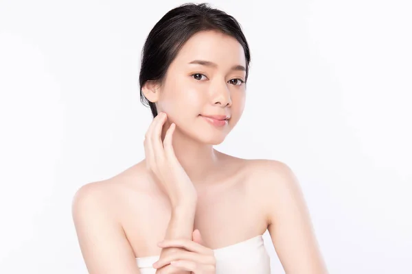 Porträt schöne junge Asiatin saubere frische nackte Haut Konzept. asiatische Mädchen Schönheit Gesichtspflege und Gesundheit Wellness, Gesichtsbehandlung, perfekte Haut, natürliches Make-up, auf weißem Hintergrund. — Stockfoto