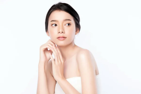 Güzel, genç Asyalı bir kadının portresi temiz, çıplak deri konsepti. Asyalı güzel kız yüz derisi ve sağlık, yüz bakımı, mükemmel cilt, doğal makyaj, beyaz arka plan..