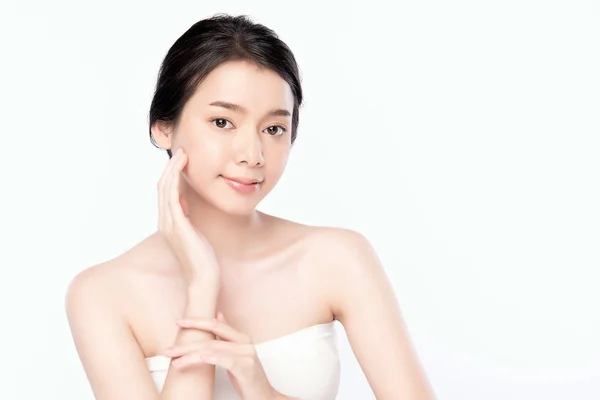 Porträt schöne junge Asiatin saubere frische nackte Haut Konzept. asiatische Mädchen Schönheit Gesichtspflege und Gesundheit Wellness, Gesichtsbehandlung, perfekte Haut, natürliches Make-up, auf weißem Hintergrund. — Stockfoto