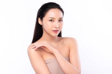 Güzel, genç Asyalı bir kadının portresi temiz, çıplak deri konsepti. Asyalı güzel kız yüz derisi ve sağlık, yüz bakımı, mükemmel cilt, doğal makyaj, beyaz arka plan..