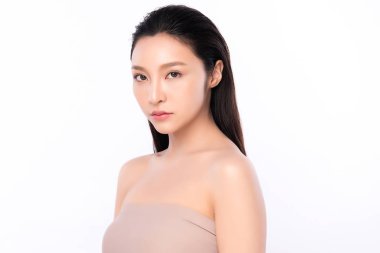 Güzel genç Asyalı kadın portresi temiz portre güzel genç Asyalı kadın temiz cilt konsepti. Asyalı güzel kız cilt bakımı, sağlık, yüz bakımı, mükemmel cilt, doğal makyaj, beyaz arka plan. çıplak ten kaplaması