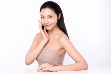 Güzel, genç Asyalı bir kadının portresi temiz, çıplak deri konsepti. Asyalı güzel kız yüz derisi ve sağlık, yüz bakımı, mükemmel cilt, doğal makyaj, beyaz arka plan..