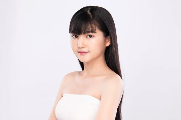 Potret wanita Asia muda yang cantik konsep kulit telanjang bersih. Gadis Asia kecantikan wajah skincare dan kesehatan kesehatan, perawatan wajah, kulit yang sempurna, make up alami, di latar belakang putih . — Stok Foto