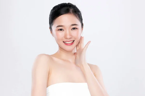 年轻美丽的亚洲女人,皮肤清澈清新. 面部护理，面部护理，白人背景，美容美感 — 图库照片