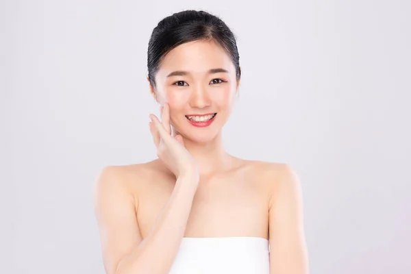 Hermosa mujer asiática joven con piel limpia y fresca. Cuidado facial, Tratamiento facial, sobre fondo blanco, Concepto de belleza y cosmética — Foto de Stock