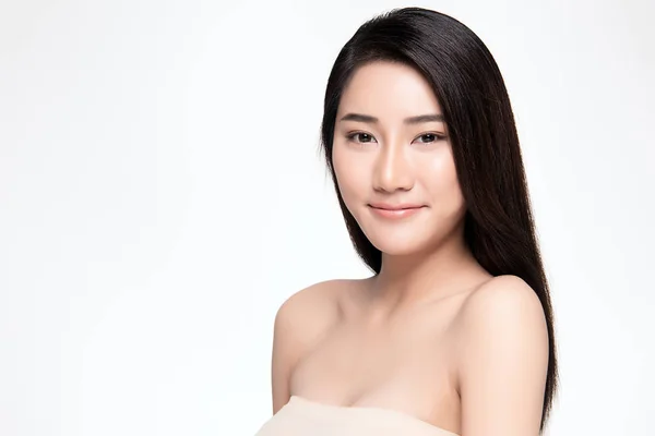 Portrait belle jeune femme asiatique propre concept de peau nue fraîche. Fille asiatique beauté visage soins de la peau et bien-être, Soins du visage, Peau parfaite, Maquillage naturel, sur fond blanc . — Photo