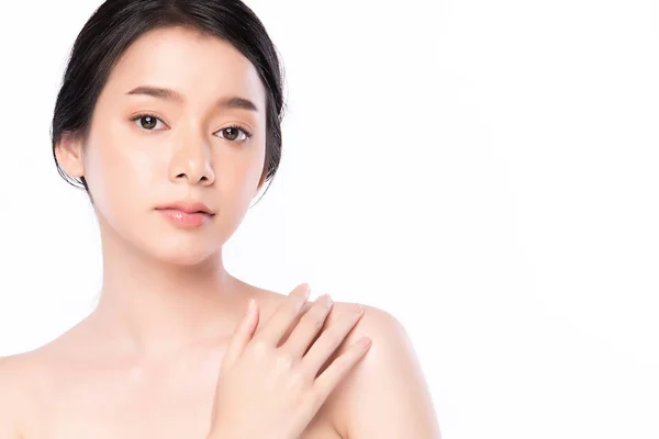 Retrato hermosa joven mujer asiática limpia concepto de piel desnuda fresca. cuidado de la piel de la cara de belleza chica asiática y bienestar de la salud, tratamiento facial, piel perfecta, maquillaje natural, sobre fondo blanco . — Foto de Stock