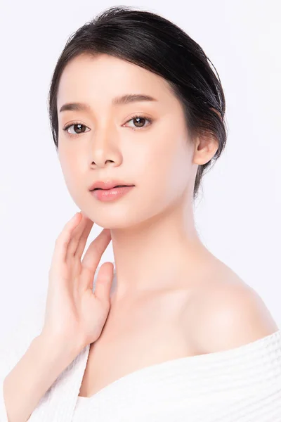 Портрет красивая молодая азиатская женщина чистой свежей концепции обнаженной кожи. Косметика и здоровье лица азиатки оздоровительный, уход за лицом, идеальная кожа, натуральный макияж, на белом фоне . — стоковое фото