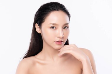 Güzel, genç Asyalı bir kadının portresi temiz, çıplak deri konsepti. Asyalı güzel kız yüz derisi ve sağlık, yüz bakımı, mükemmel cilt, doğal makyaj, beyaz arka plan..