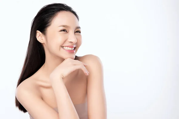 Portrett vakker, ung asiatisk kvinne, rent, ferskt hudkonsept. Asiatisk skjønnhetsansikt hudpleie og helse, ansiktsbehandling, perfekt hud, naturlig sminke, på hvit bakgrunn . – stockfoto