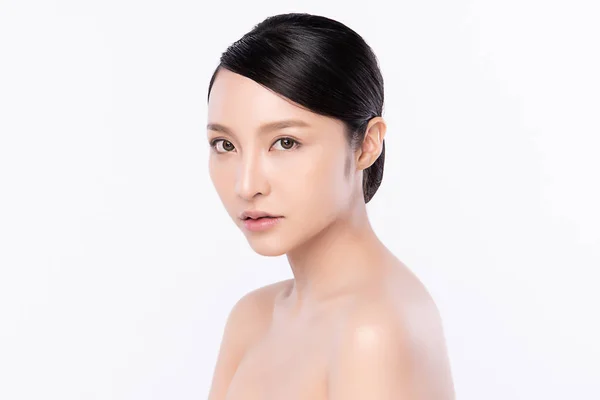 Porträt schöne junge Asiatin saubere frische nackte Haut Konzept. asiatische Mädchen Schönheit Gesichtspflege und Gesundheit Wellness, Gesichtsbehandlung, perfekte Haut, natürliches Make-up, auf weißem Hintergrund. — Stockfoto