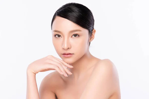 美しい若いアジアの女性の肖像画新鮮な裸の肌の概念をきれいに。アジアの女の子の美しさの顔のスキンケアと健康,顔の治療,完璧な肌,ナチュラルメイク,白い背景に. — ストック写真