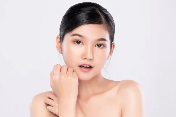 아리따운 젊은 아시아인 여성 이 갓 태어난 피부를 깨끗하게 한다. 아시아 소녀의 아름다운 얼굴 피부와 건강, 얼굴 치료, 완벽 한 피부, 자연 화장, 하얀 배경. — 스톡 사진