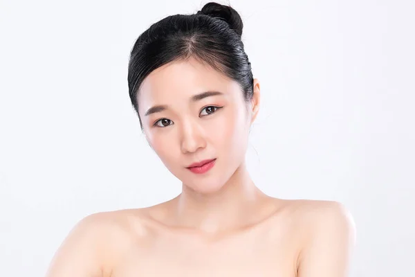 Güzel, genç Asyalı bir kadının portresi temiz, çıplak deri konsepti. Asyalı güzel kız yüz derisi ve sağlık, yüz bakımı, mükemmel cilt, doğal makyaj, beyaz arka plan.. — Stok fotoğraf