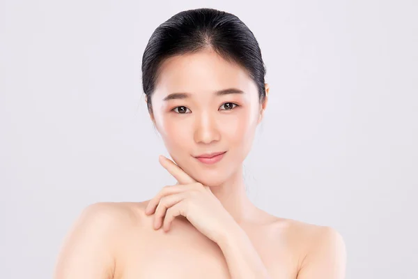 Ritratto bella giovane donna asiatica pulito fresco concetto di pelle nuda. Asiatico ragazza bellezza viso cura della pelle e benessere, Trattamento viso, Pelle perfetta, Trucco naturale, su sfondo bianco . — Foto Stock