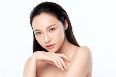 Güzel, genç Asyalı bir kadının portresi temiz, çıplak deri konsepti. Asyalı güzel kız yüz derisi ve sağlık, yüz bakımı, mükemmel cilt, doğal makyaj, beyaz arka plan..