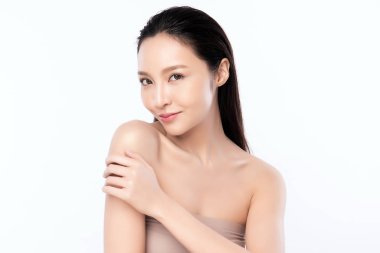 Güzel, genç Asyalı bir kadının portresi temiz, çıplak deri konsepti. Asyalı güzel kız yüz derisi ve sağlık, yüz bakımı, mükemmel cilt, doğal makyaj, beyaz arka plan..