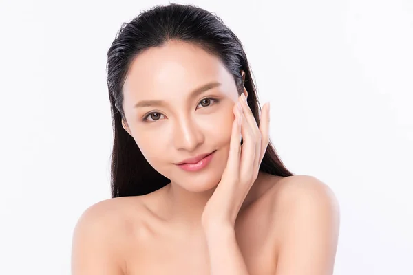 Retrato hermosa joven mujer asiática limpia concepto de piel desnuda fresca. cuidado de la piel de la cara de belleza chica asiática y bienestar de la salud, tratamiento facial, piel perfecta, maquillaje natural, sobre fondo blanco . — Foto de Stock
