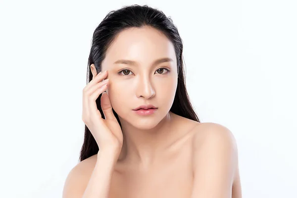 Porträt schöne junge Asiatin saubere frische nackte Haut Konzept. asiatische Mädchen Schönheit Gesichtspflege und Gesundheit Wellness, Gesichtsbehandlung, perfekte Haut, natürliches Make-up, auf weißem Hintergrund. — Stockfoto