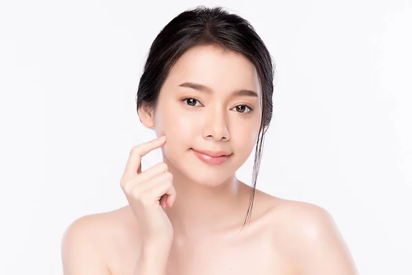 Porträtt vacker ung asiatisk kvinna ren fräsch naken hud koncept. Asiatisk flicka skönhet ansikte hudvård och hälsa wellness, Ansiktsbehandling, Perfekt hud, Naturlig makeup, på vit bakgrund. — Stockfoto