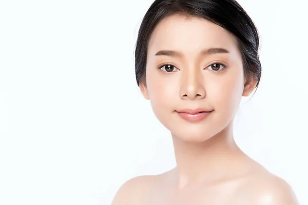 Porträt schöne junge Asiatin saubere frische nackte Haut Konzept. asiatische Mädchen Schönheit Gesichtspflege und Gesundheit Wellness, Gesichtsbehandlung, perfekte Haut, natürliches Make-up, auf weißem Hintergrund. — Stockfoto