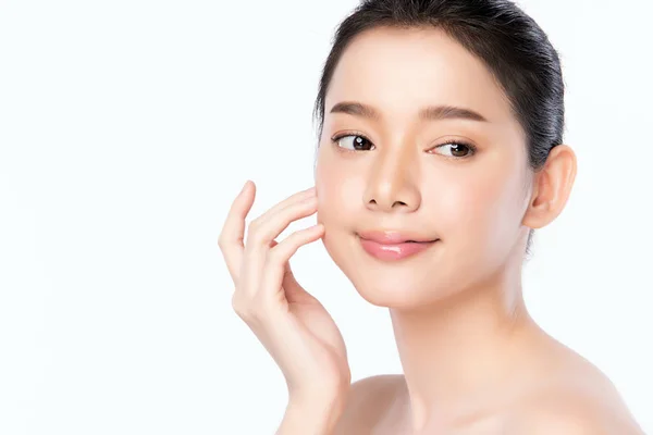 Porträt schöne junge Asiatin saubere frische nackte Haut Konzept. asiatische Mädchen Schönheit Gesichtspflege und Gesundheit Wellness, Gesichtsbehandlung, perfekte Haut, natürliches Make-up, auf weißem Hintergrund. — Stockfoto