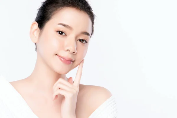 Portré gyönyörű fiatal ázsiai nő tiszta friss csupasz bőr koncepció. Ázsiai lány szépség arc bőrápolás és egészség wellness, Arckezelés, Tökéletes bőr, Természetes smink, fehér alapon. — Stock Fotó