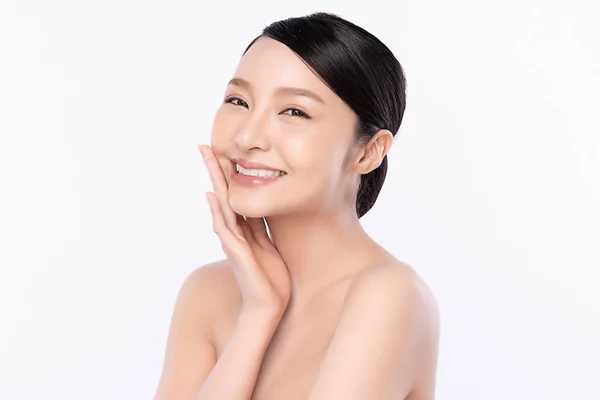 美しい若いアジアの女性の肖像画新鮮な裸の肌の概念をきれいに。アジアの女の子の美しさの顔のスキンケアと健康,顔の治療,完璧な肌,ナチュラルメイク,白い背景に. — ストック写真