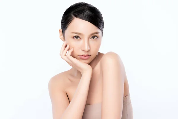 Πορτρέτο όμορφη νεαρή Ασιάτισσα γυναίκα καθαρό φρέσκο γυμνό δέρμα έννοια. Ασιατική περιποίηση προσώπου και ευεξία προσώπου, περιποίηση προσώπου, τέλειο δέρμα, φυσικό μακιγιάζ, σε λευκό φόντο. — Φωτογραφία Αρχείου
