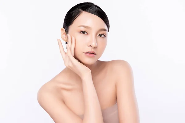 Porträt schöne junge Asiatin saubere frische nackte Haut Konzept. asiatische Mädchen Schönheit Gesichtspflege und Gesundheit Wellness, Gesichtsbehandlung, perfekte Haut, natürliches Make-up, auf weißem Hintergrund. — Stockfoto